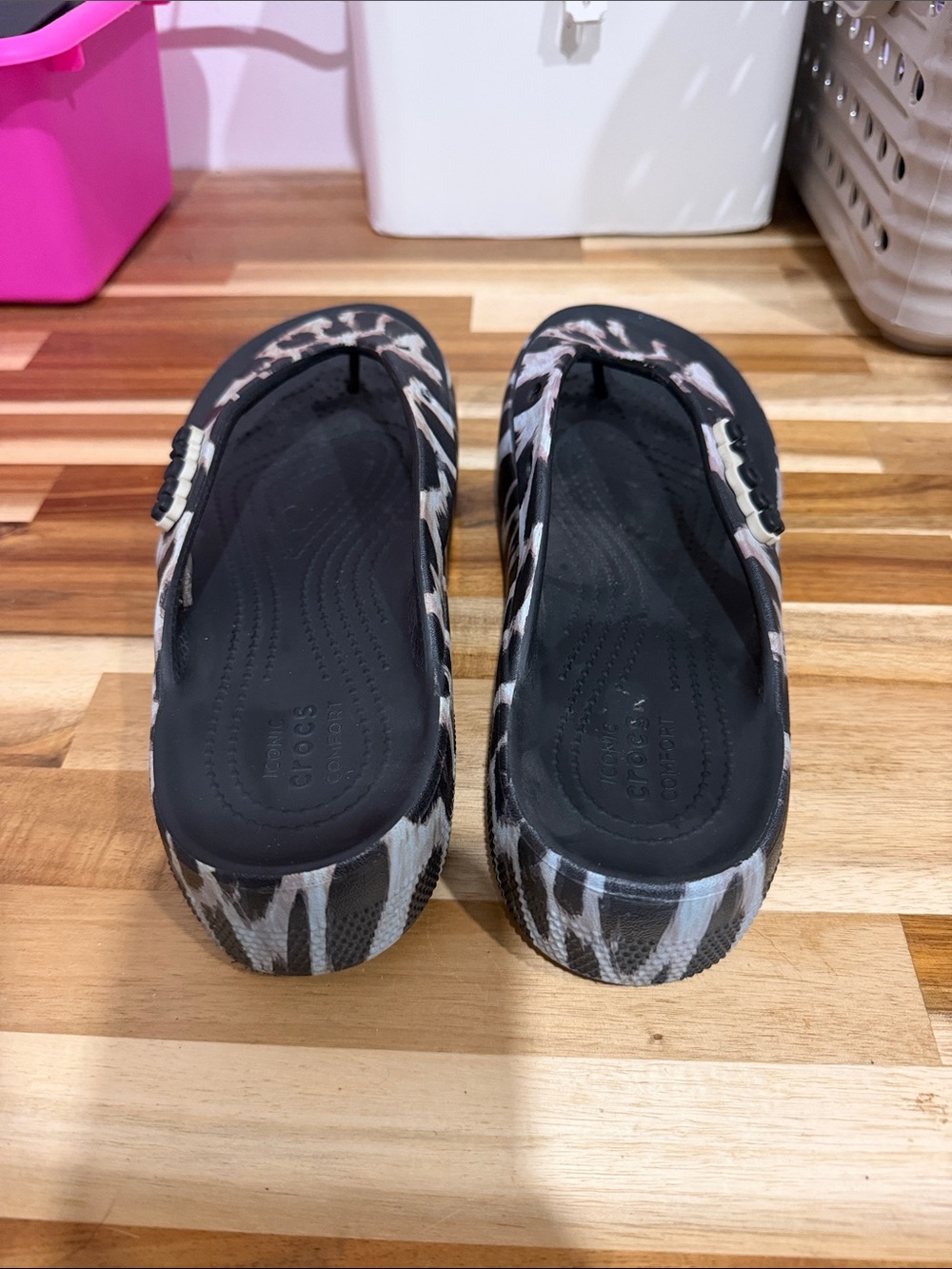 CROCS Women’s Black and Gray Patterned Flip Flops - Picture 3 of 4
